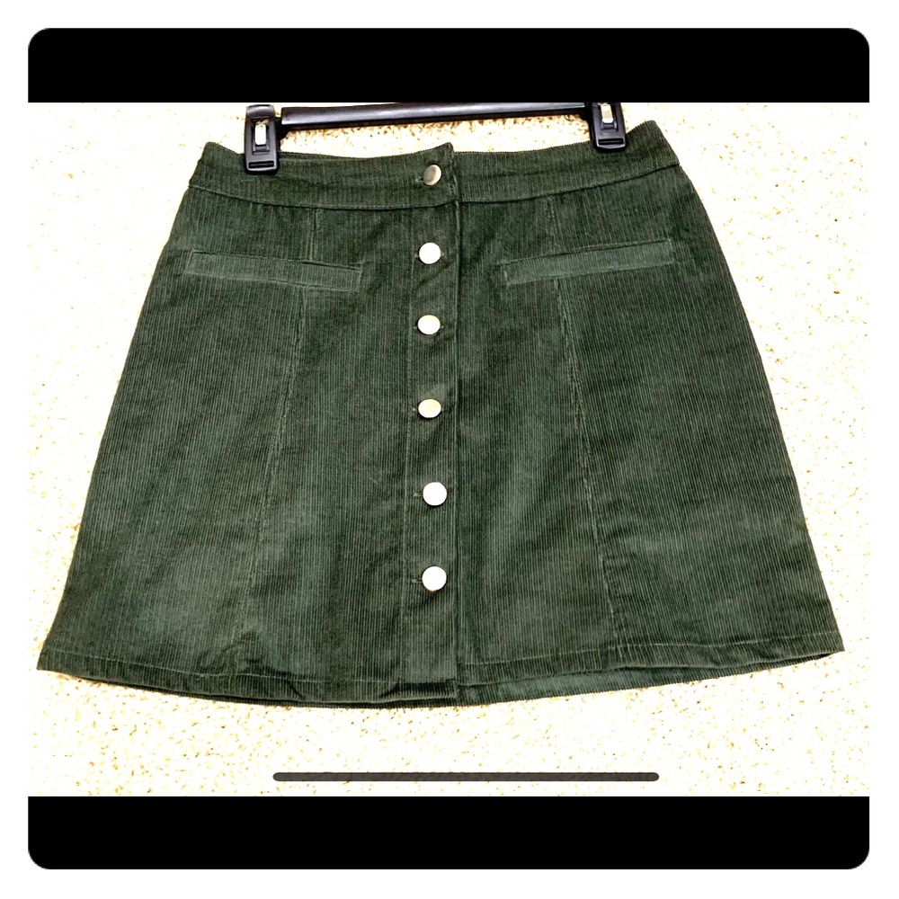 Women’s vintage army green short skirt. Medium